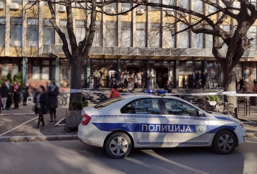 OSUMNJIČENI ZA PREBIJANJE DEČAKA U NOVOM SADU OSTAJU IZA REŠETAKA: Terete se za "teško ubistvo u pokušaju", određen im pritvor