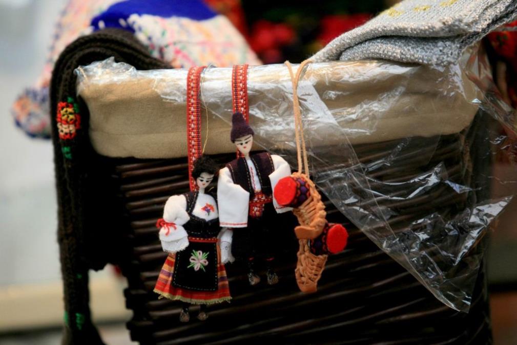 Maloletni mladić stupa u brak sa odraslom ženom, a njegov otac preuzima ulogu muža: Ovi srpski običaji nekada su se smatrali normalnim