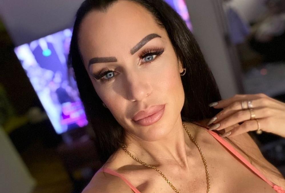 "GURNUO ME NIZ STEPENICE DOK SAM DRŽALA DECU U RUKAMA" Važi za najzgodniju baku u Srbiji, a preživela je pakao, iznela šok detalje: Zatrudnela sam sa 16 godina