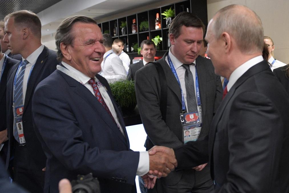 PUTINOV PRIJATELJ STIGAO U RUSIJU: Šreder na ekonomskom forumu u Sankt Peterburgu