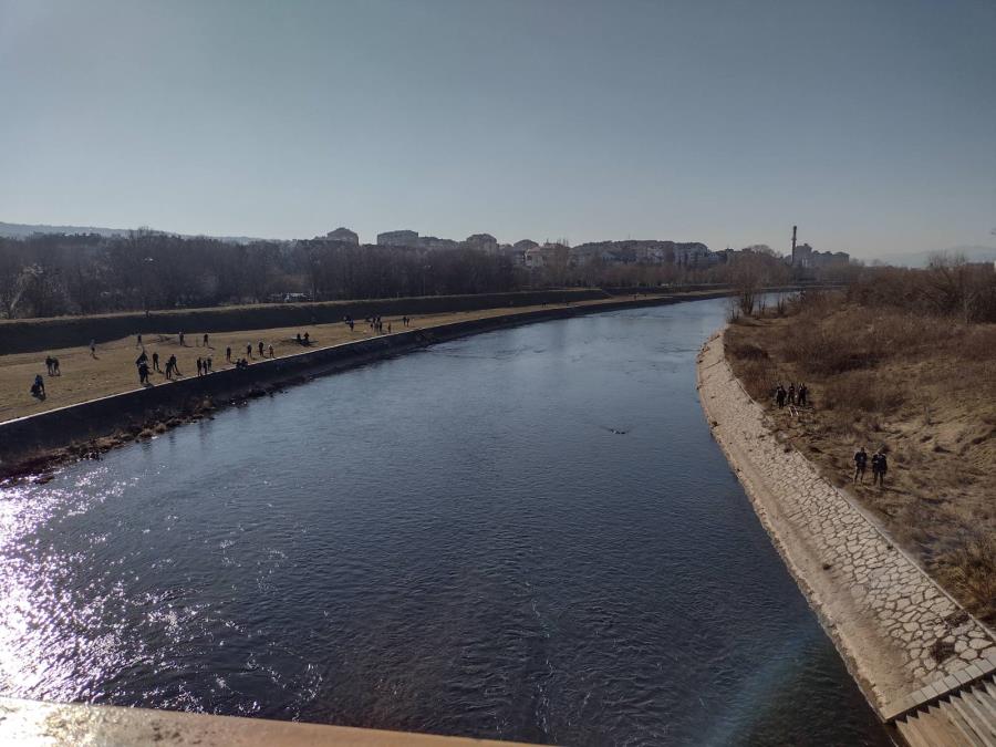 HEROJSKI ČIN! SPASILI ŽENU IZ LEDENE NIŠAVE Radnici JKP "Mediana" učestvovali u izvlačenju žene iz hladne reke: "Bila je već do pola u vodi, počeo sam da trčim"