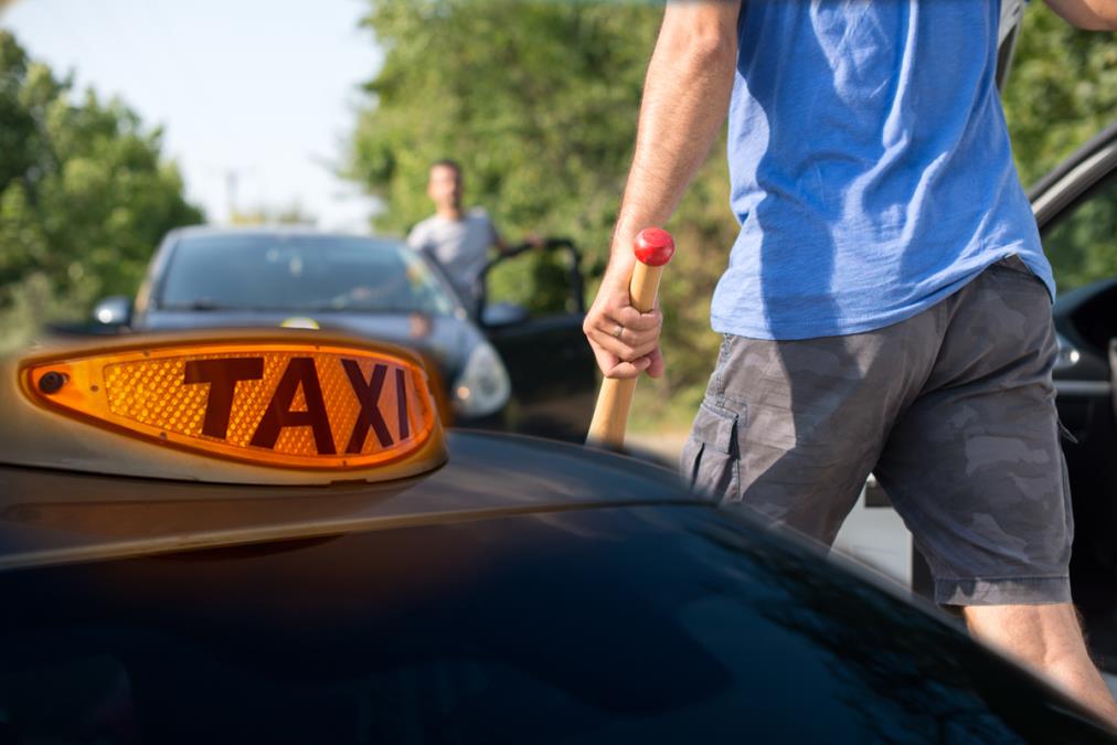 TINEJDŽERI BRUTALNO PRETUKLI TAKSISTU U ZAJEČARU: Nesrećni čovek hitno prebačen u Niš sa teškim povredama!