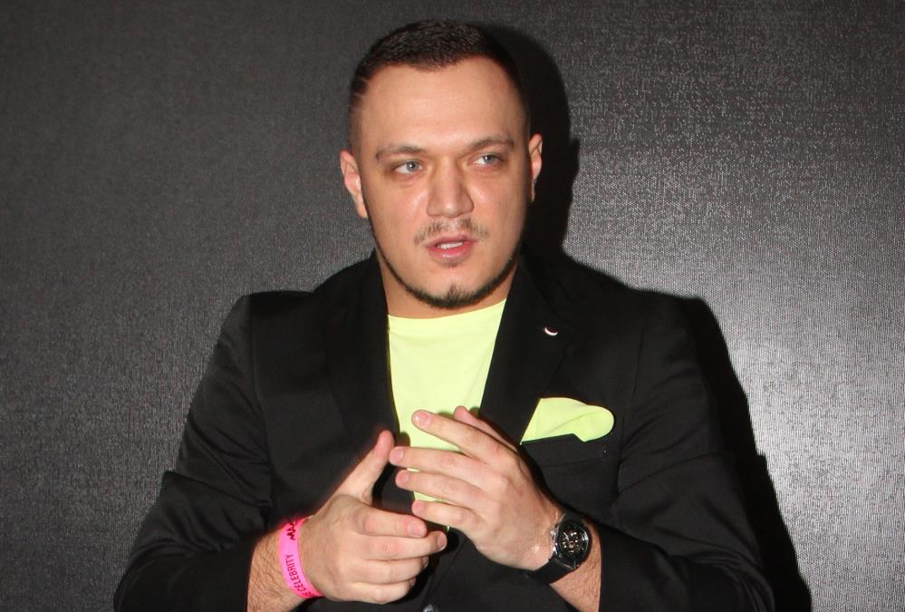 SATENSKI BEBI DOL, PLAVUŠA I KAFA BEZ ŠEĆERA! Gastoz krišom slikao misterioznu devojku u svom stanu, pa objavio na mrežama (FOTO)