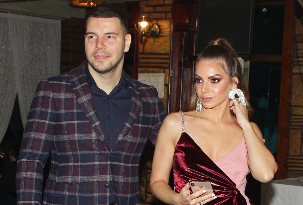 "OD MENE DECA IMAJU STRAH..." Pevač sa mlađom koleginicom ima sina i blizance, a sad otvorio dušu roditeljstvu