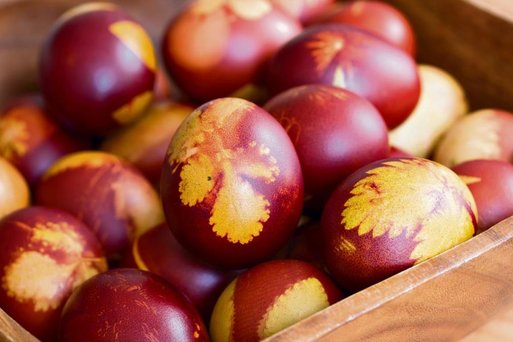 U manastiru Tumane na poseban način farbaju jaja: Majka igumana Dimitrija otkriva da zahvaljujući ovim začinima mogu da traju danima posle Uskrsa