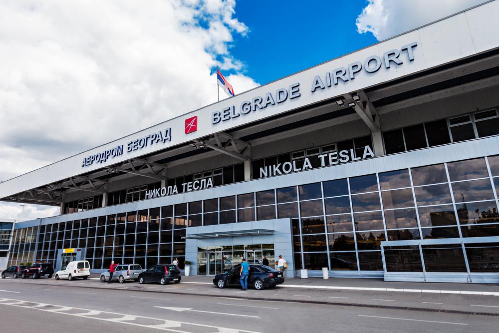 POKUŠAO DA OTME PIŠTOLJ POLICAJCU NA AERODROMU, UZVIKIVAO "ALAHU AKBAR": Uhapšen Turčin u Beogradu, prethodno se potukao s putnikom
