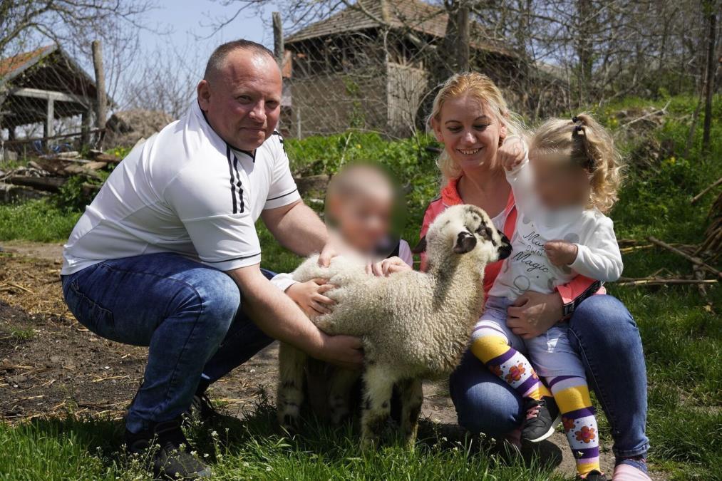 Albanka zbog Srbina promenila ime i veru: Darko se plašio šta će selo reći, a sad mu žena vozi traktor i svekrvu zove 