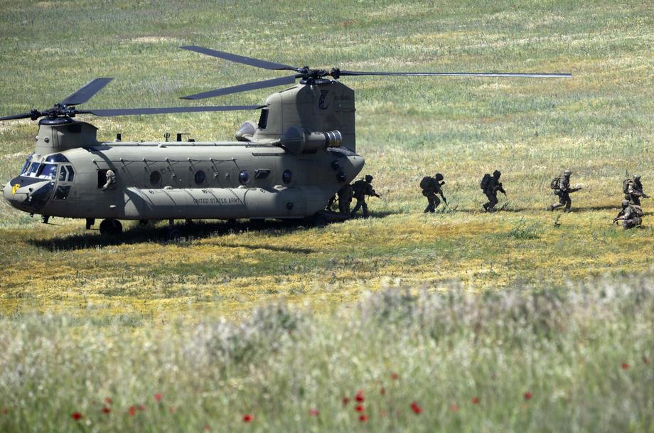 SRUŠIO SE BRITANSKI HELIKOPTER! Letelica pala u polje u Devonu 