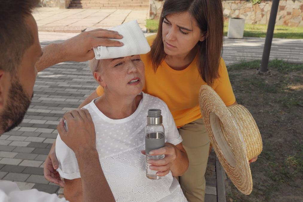 Toplotni talas prži Srbiju, mladi padaju kao pokošeni: Zbog ove navike sa ledenom vodom krv postaje gušća, a rizik od infarkta  drastično skače