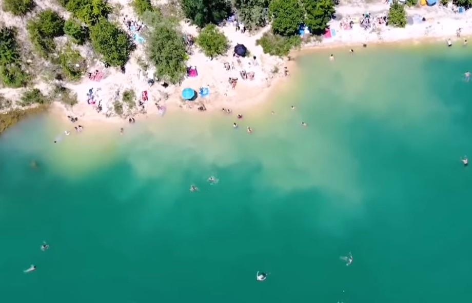 OVO SU SRPSKI KARIBI, TIRKIZNO JEZERO PODNO FRUŠKE GORE: Godinama privlači kupače iz Novog Sada, Beograda i celog Srema, ali oprez! Prelepo, ali divlje (VIDEO)