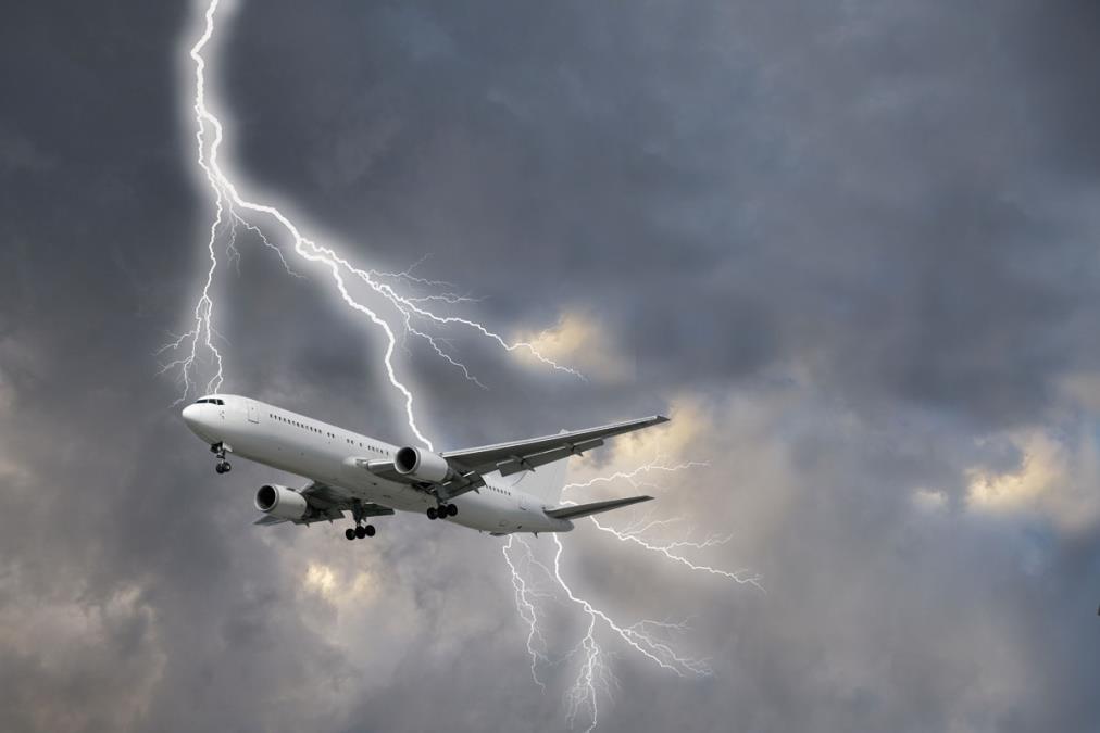 HAOS NA NEBU IZNAD ŠUMADIJE USLED NEVREMENA Avion nije mogao da sleti, građani opisali UŽASAVAJUĆE SCENE: "Munje sevale jedna za drugom, NIŠTA SE NIJE VIDELO"