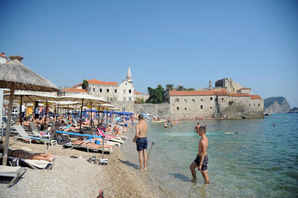 Skandal na crnogorskom primorju: Srbin seo da popije kafu pa pobesneo zbog onoga što mu je konobar rekao - "Istog trenutka sam..."