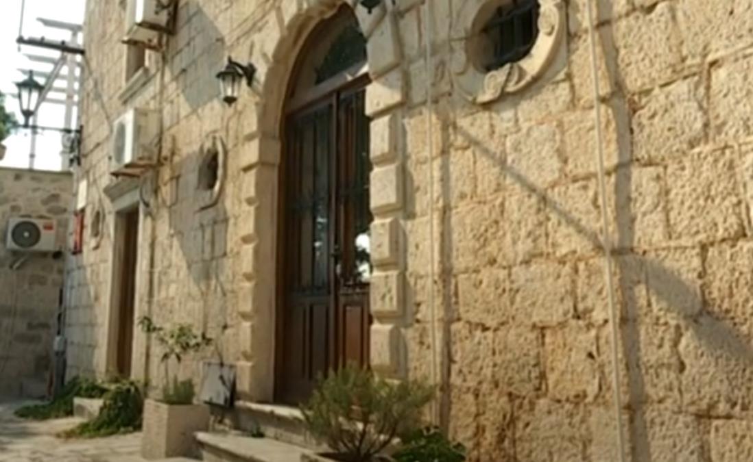 NAŠ PEVAČ JE VLASNIK VILE U KOJOJ JE LETOVAO NJEGOŠ: Luks kuća iz 18. veka vredi 2 miliona evra, nalazi se u Crnoj Gori! Folker ne krije: Osećam se moćno (FOTO)