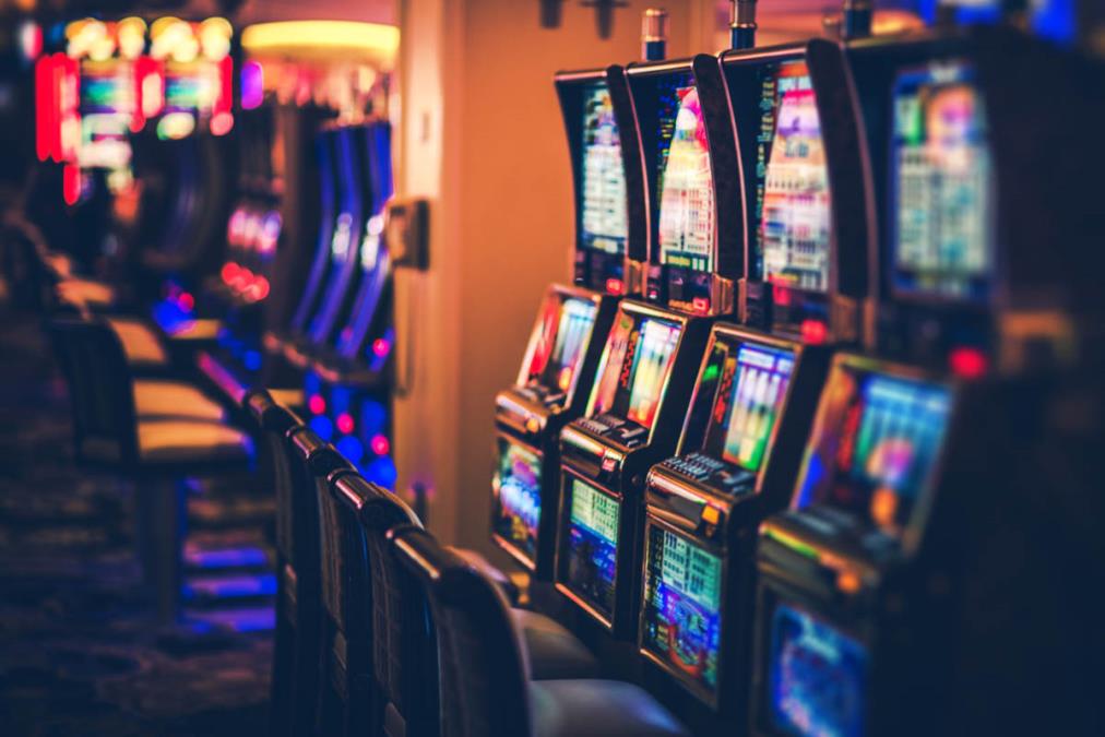 POBESNEO PA RAZBIO SLOT APARAT I UKRAO SAV NOVAC: Uhapšen muškarav iz Zaječara, kamere ga snimile kako krade!