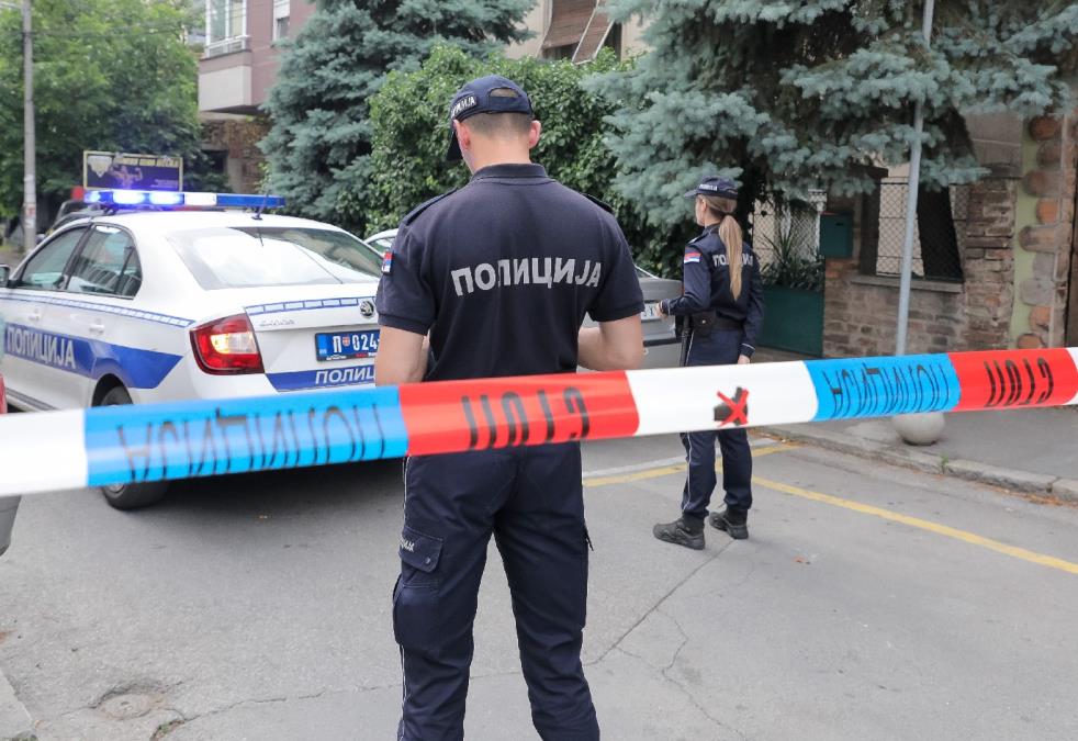 DRAMA NA VRAČARU: Mladić naoružan mačetom uleteo u kafić, gosti odmah reagovali!