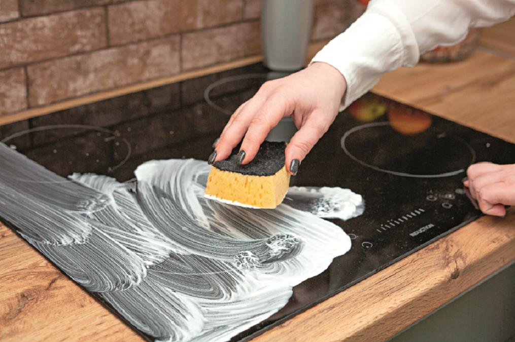 Kako očistiti mrlje sa ravne ploče na šporetu? Jednostavna rešenja za uklanjanje mrlja