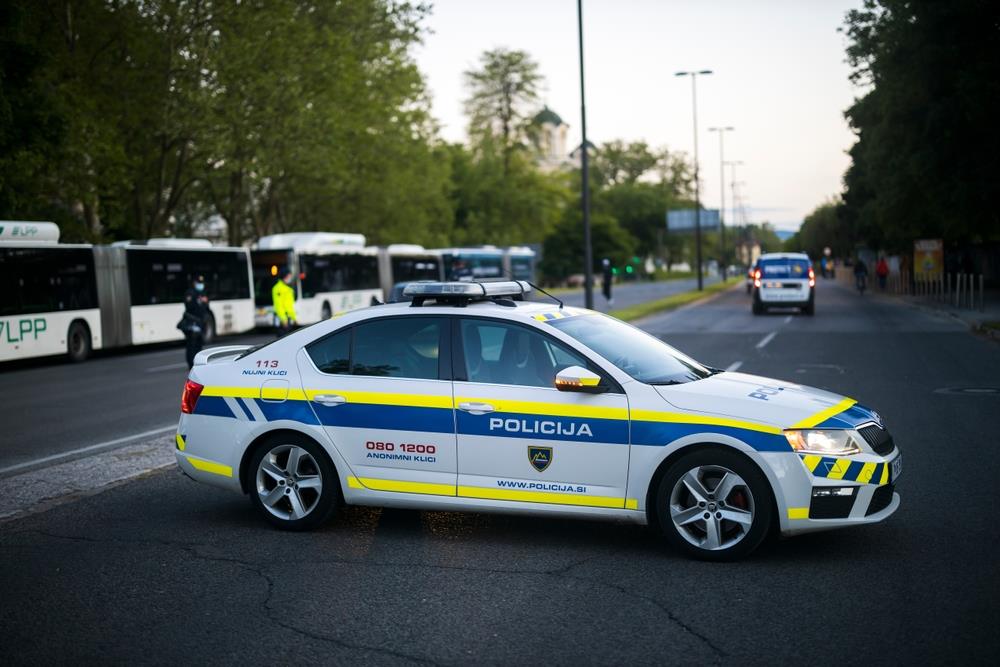 TEŠKA SAOBRAĆAJNA NESREĆA NA AUTO-PUTU! Stao u traci pa počeo da vozi unazad, usledio stravičan sudar: Dvoje mrtvih, dete u kritičnom stanju - užas u Sloveniji