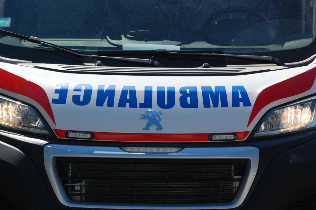 ŽENA ISPALA IZ VOZILA, LETELA 5 METARA: Lekari joj se u Čačku bore za život posle saobraćajne nesreće