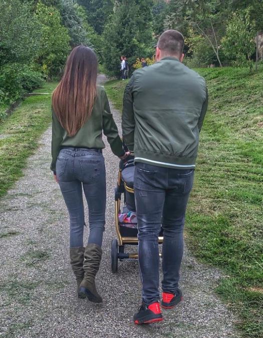UPOZNALI SE U RIJALITIJU, A VAŽE ZA NAJSKLADNIJI PAR! Planiraju petoro dece, a sad objavili kadrove porodične idile (FOTO)