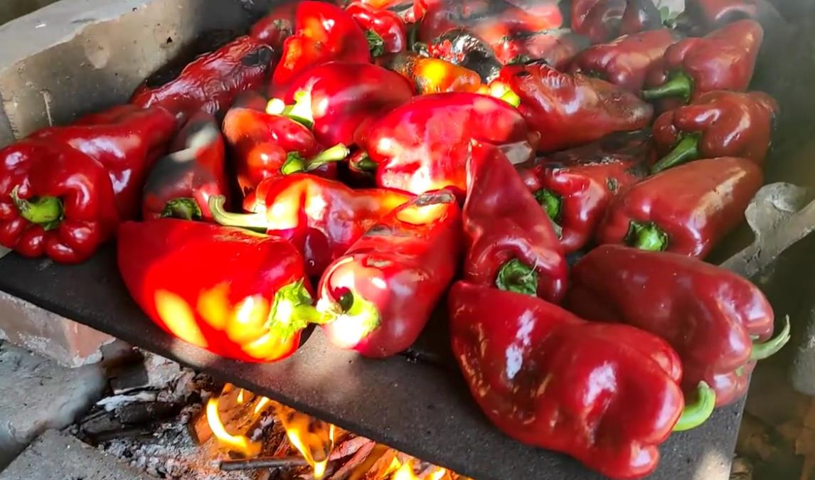 NIŠLIJKA PEKLA PAPRIKE U DVORIŠTU, KOMŠIJA JE PRIJAVIO! Druga u podrumu, umalo zapalila zgradu?! Kako se sprema zimnica u gradu, šta se ne sme i kolike su kazne