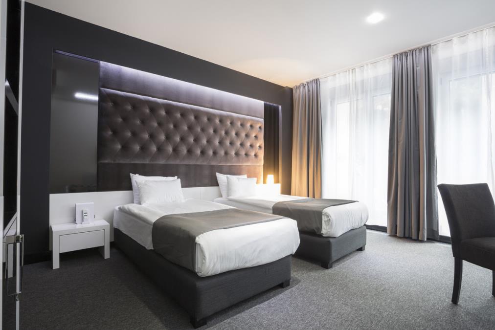 Kada uđete u hotelsku sobu odmah bacite flašu pod krevet! Stjuardesa otkrila genijalan trik koji MORATE uraditi pre raspakivanja: Razlog će vas iznenaditi!