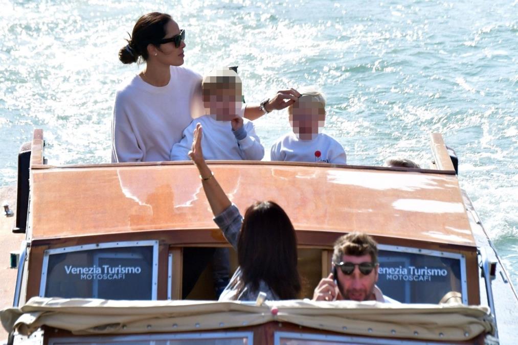 ana-i-svajni-sa-decom0730801413.jpg?ts=2022-10-16T09:42:38