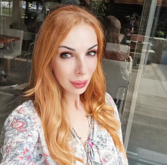 JAVNOST NIJE ZNALA DA JE U BRAKU, DOK JOJ MUŽ NIJE SKOČIO S TERASE I UMRO! Pevačica bila udata 12 godina i ćutala, a sad je viđaju samo na grobu svog supruga...
