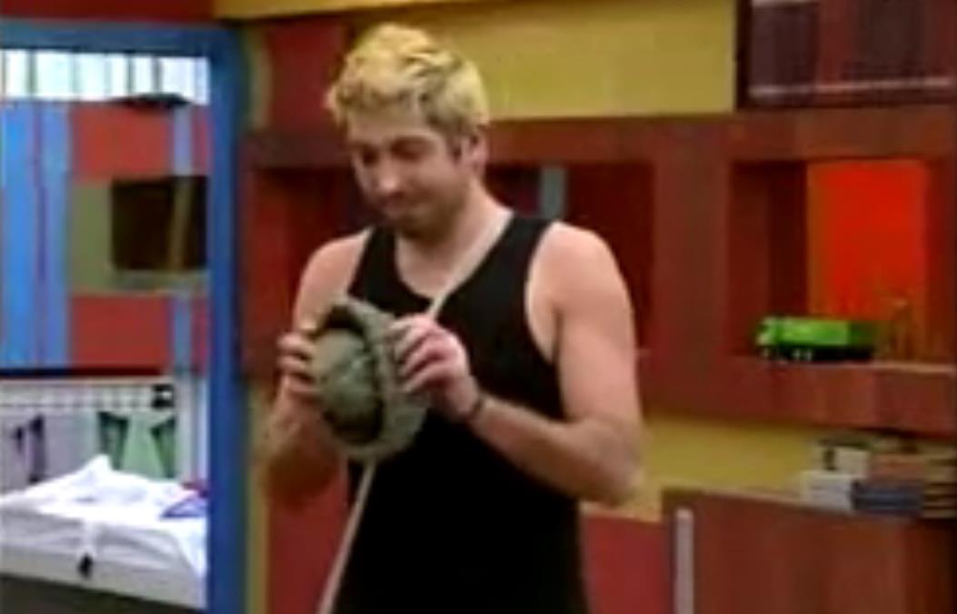 NESREĆNO SE ZALJUBIO U VELIKOM BRATU, PA NAKON RIJALITIJA NESTAO: Sećate li se Bureka, danas ne liči na sebe (FOTO)