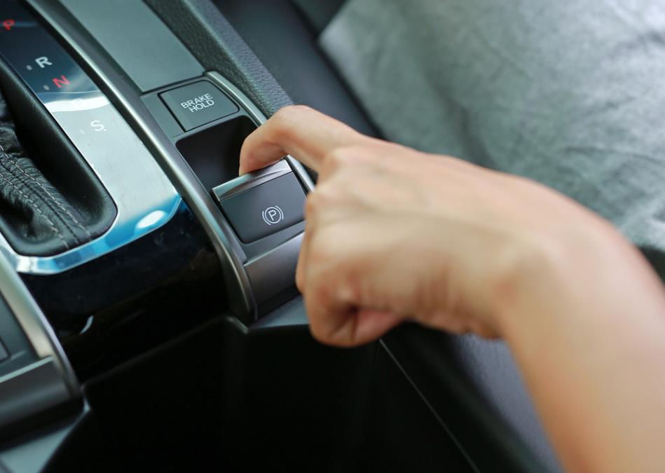 Šta će se desiti ako aktivirate elektronsku ručnu kočnicu tokom voženje? Evo kako funkcioniše