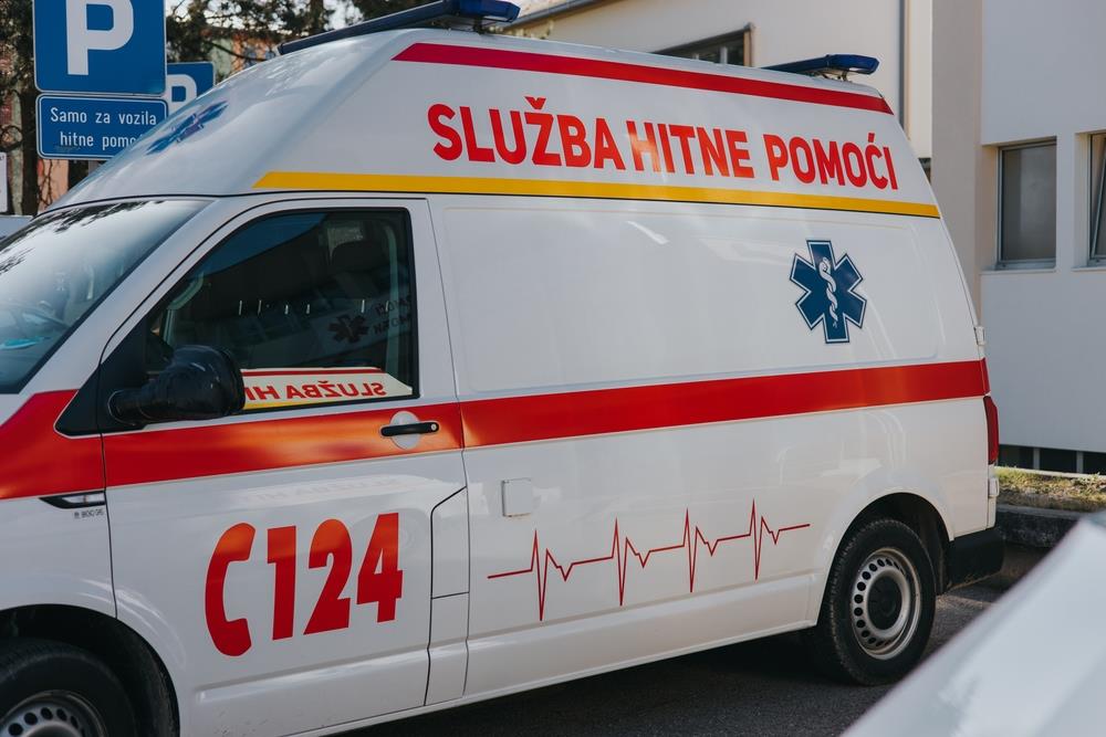 PAO SA DRVETA I POGINUO NA MESTU: Tragedija u Viništu, lekari mogli samo da konstatuju smrt