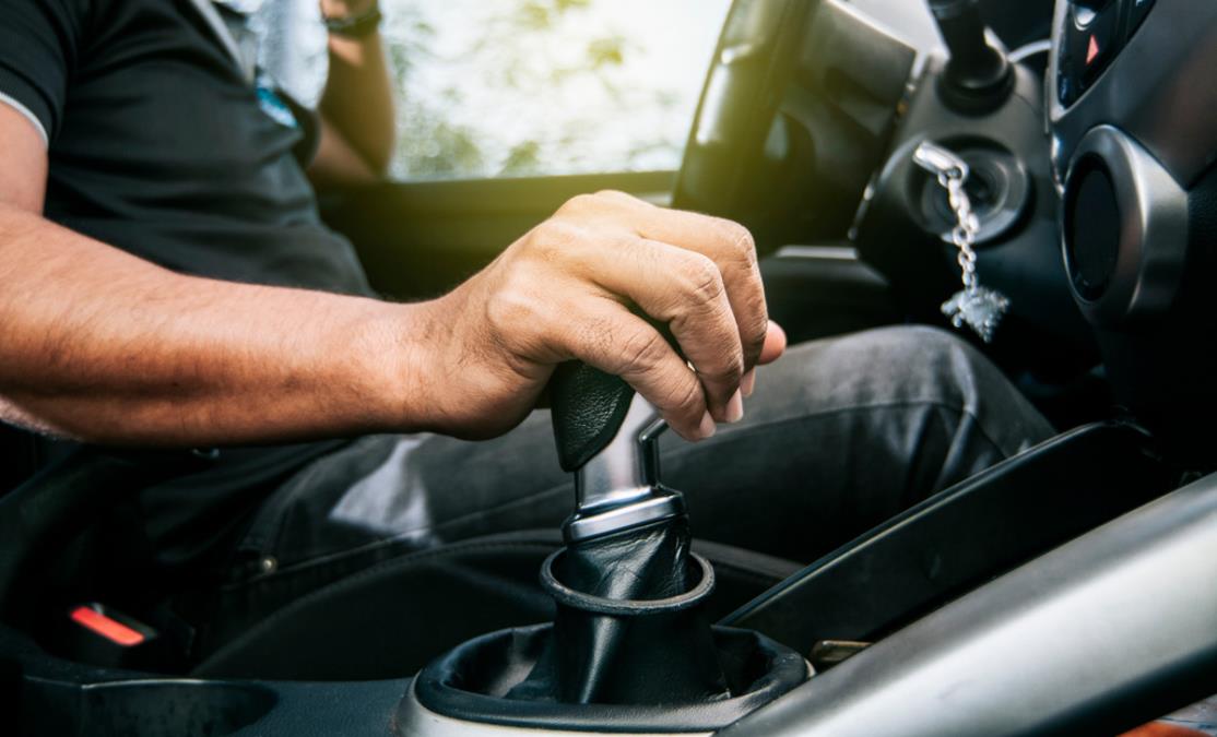 Evo šta znači slovo D na automobilu sa manuelnim menjačem: Većina vozača ga meša sa istom oznakom na automatskom