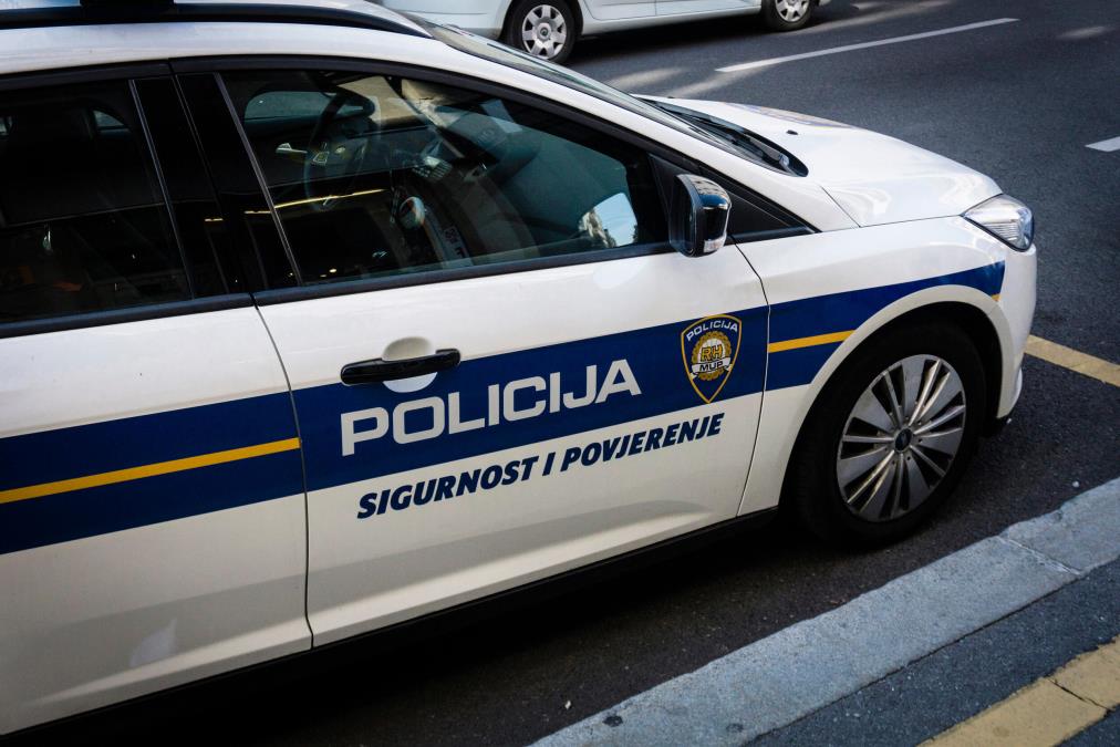 POKUŠALI DA PREGAZE POLICAJCA U PULI, PA SE SUDARILI I POBEGLI! Usledila je potera