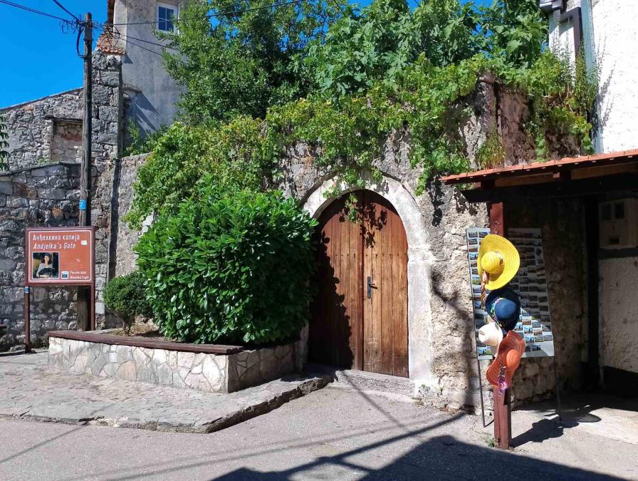 Vekovi ga skrivali, a jedan čovek ovih dana uočio i otkrio: Na "Anđelkinoj kapiji" u Trebinju pronađen natpis