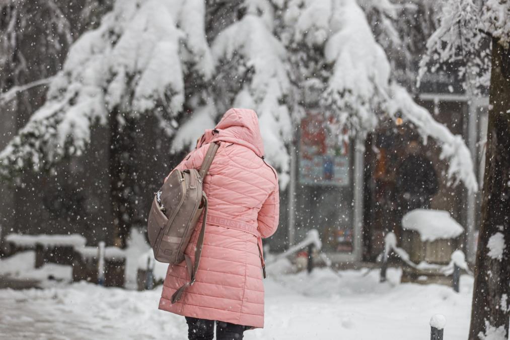 U narednim satima temperatura pada za više od 15 stepeni! Pljušti u Beogradu, Srbiju će danas zavejati sneg