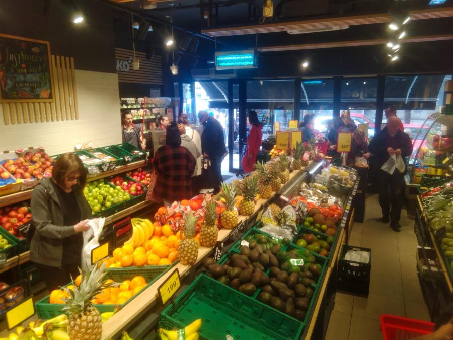 Ovako kupci varaju na vagama - trgovci šokirani bahatošću: Nećete verovati šta ljudi rade posle merenja voća, kamere sve otkrile