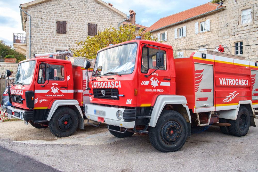 Buknuo požar u osnovnoj školi: Vatra progutala celu jednu zgradu, vatrogasci uleteli u plamen!