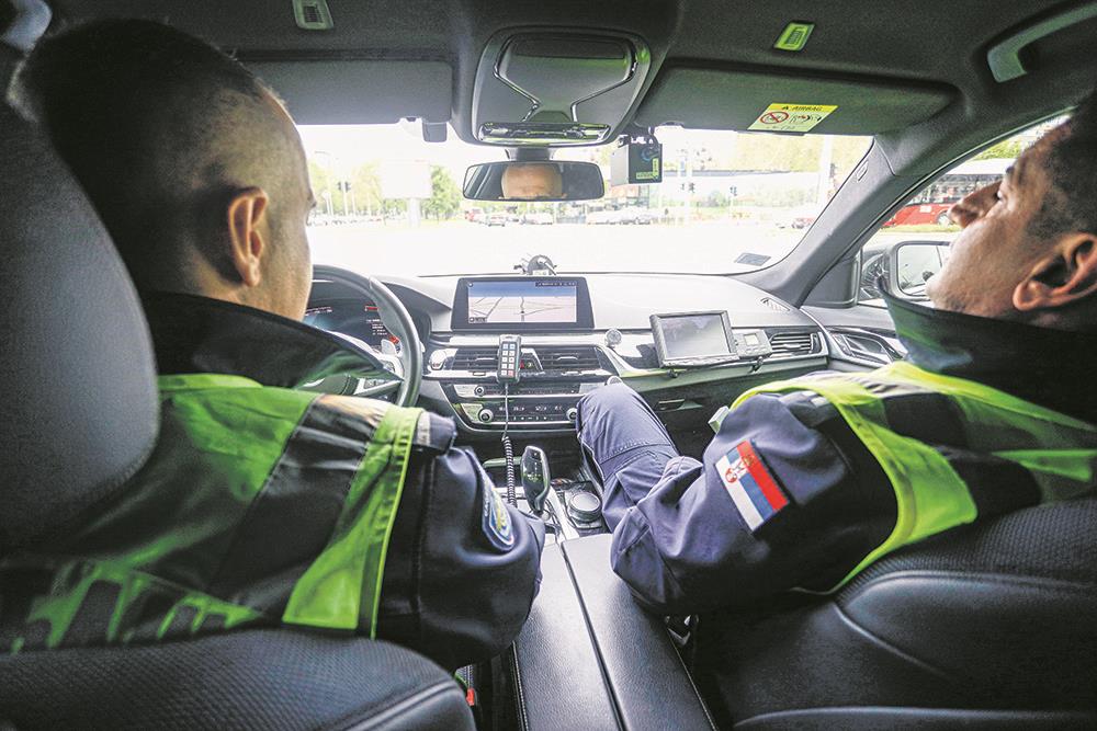 NAGAZIO "ASTON MARTINA" 243 NA SAT KROZ SURČIN: Presretači u akciji, odzvonilo bahatim vozačima