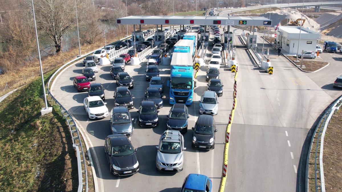 “GLEDALI SMO I NISMO VEROVALI ŠTA VIDIMO” Užičanin nagazio u kontrasmeru kod Pakovraća: Drama na auto-putu Miloš Veliki, vozači u neverici