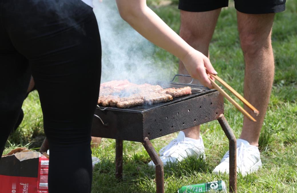 Evo šta pomaže ako ste se prejeli mesa za Prvi maj: Nadimanje vam ne gine, a uz ove 3 namirnice, koje svi imate kod kuće, osećaćete se mnogo bolje