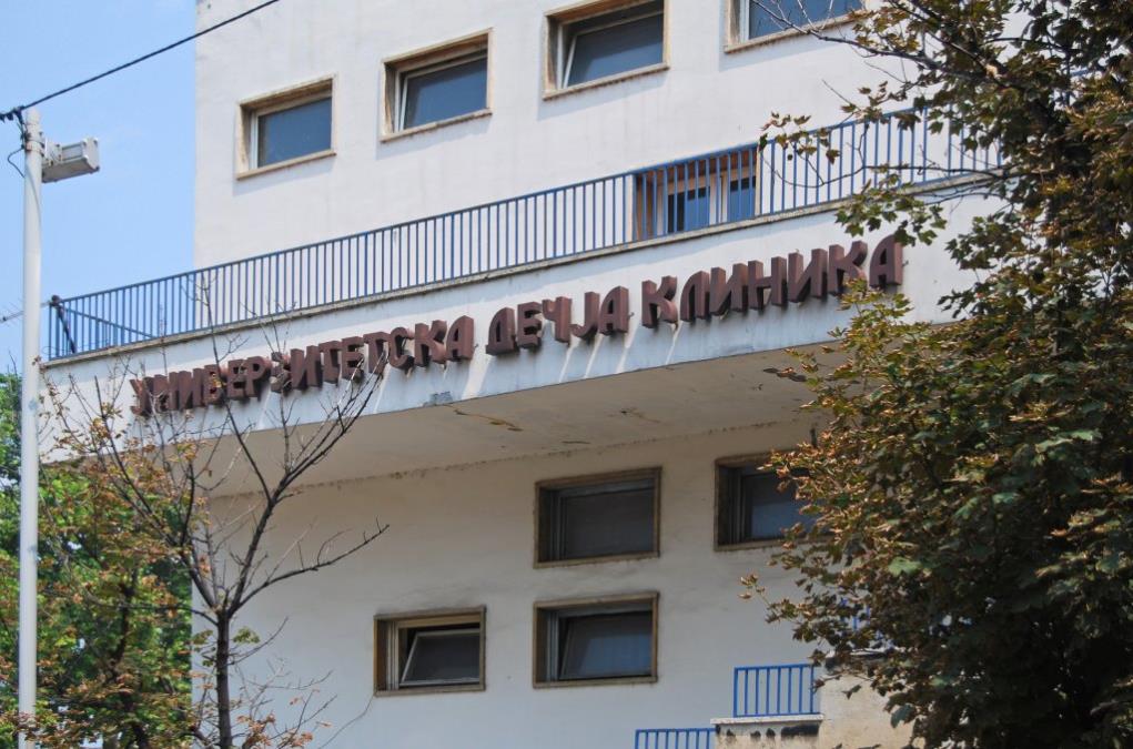 "LEKARI SU SE CELU NOĆ BORILI ZA ŽIVOT, NAPRAVILI SU REZ NA GRUDNOM KOŠU" Devojčica koju je otac spasio iz požara pa potom preminuo hitno operisana!