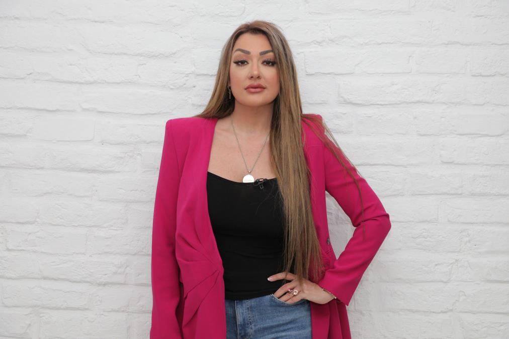 MOĆNICI SU NA STOLU IMALI ODNOSE, A ONA ČUČALA ISPOD I PEVALA: Ovo je najveći skandal na estradi, a najbizarnije se desilo tek na kraju: Usred blata sam...