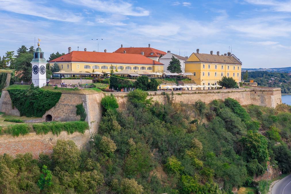 MUŠKARAC PAO S PETROVARADINSKE TVRĐAVE: Nesreća u Novom Sadu, povređeni hitno prevezen u bolnicu!