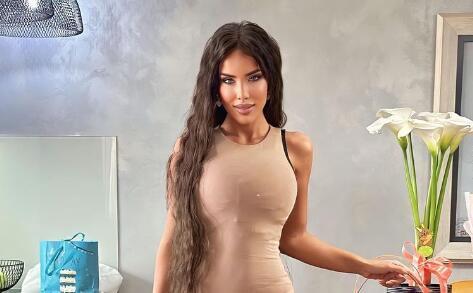 BORILA SE S DEPRESIJOM I ZVALI SU JE MEČKA BOŽANA Promenila je svoj život iz korena, danas uživa u luksuzu, a njeno izvajano telo mami uzdahe (FOTO)