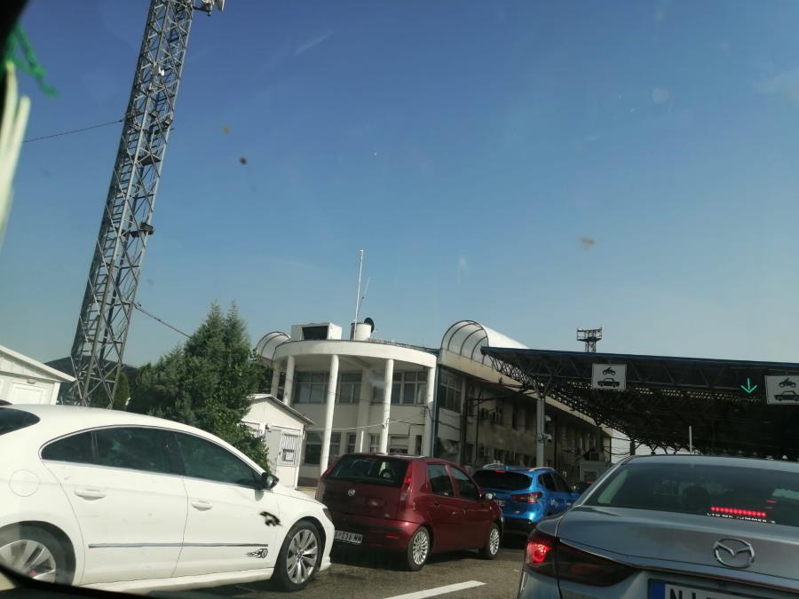 SVI LUDE ZBOG OVOG VOZAČA Srbi gube živce u koloni za Grčku, a onda se pojavljuje ON! Bahatost bez granica (VIDEO)
