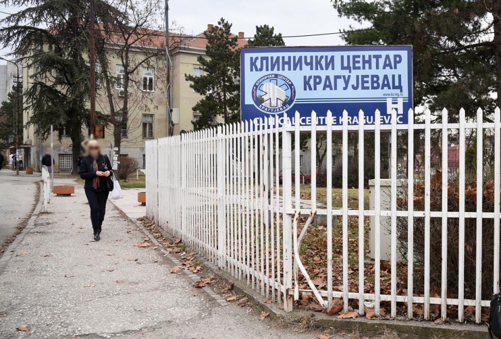 IZBODENI DEDA I UNUKA IZ KRAGUJEVCA HITNO OPERISANI: Imaju rane po grudima, stomaku i rukama, pomahnitali napadač im došao na vrata! 