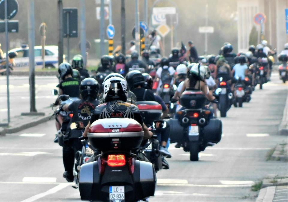 U Adi održan trening bezbedne vožnje: Više od 30 motociklista i mopedista prošlo obuku
