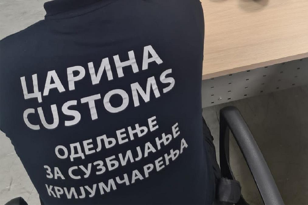 MILIONSKA ZAPLENA SRPSKIH CARINIKA: Pokušao u rancu da skrije vredan tovar, a tek putnici iz Beča čega su se dosetili - Sve su im uzeli (foto)