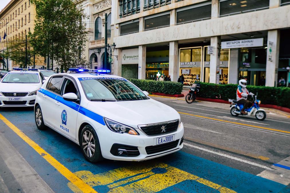 HOROR U ATINI! Beskućnik na ulici našao kofer i u njemu telo