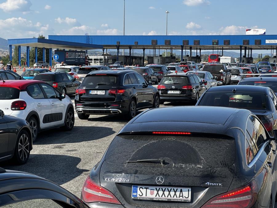 Vozači, pripremite se za velike gužve! AMSS otkrio koji putevi kroz Srbiju i granični prelazi će ovog vikenda biti najopterećeniji