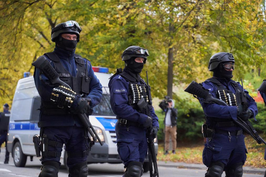 POLICIJA UPALA U STAN MAJKE PREDSEDNIKA POLJSKE! Opšti haos u Gdanjsku zbog bizarne dojave, hitno se oglasio premijer Tusk: "Ne radite to, ići ćete u zatvor"